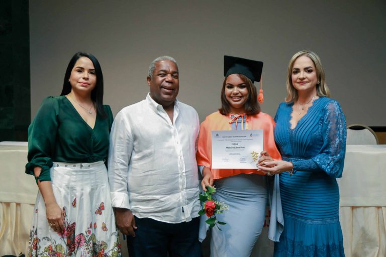 Primera graduación ordinaria de CEDI-Mujer en Santiago consolida ruta hacia la autonomía económica de mujeres